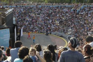 El público llenó el Anfiteatro Alberdi, en Mataderos, durante la presentación de Los Cazurros