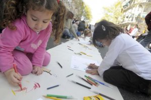 Festival de dibujo infantil en la AVenida de Mayo