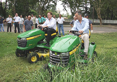 Macri y Santilli cortando el yuyal en el parque