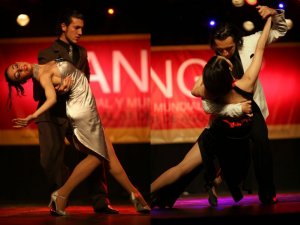 Bailarines compiten en el Mundial de Tango de Buenos Aires
