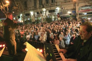 Raúl Lavié cantó sus tangos ante miles de personas en la Avenida de Mayo