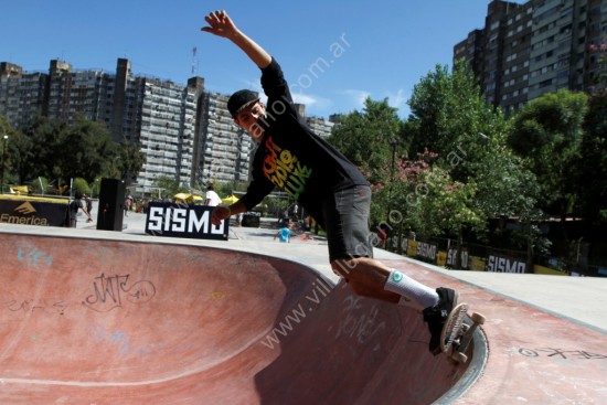 Competetidor en la pista del Skatepark de Lugano Competetidor en la pista del Skatepark de Lugano