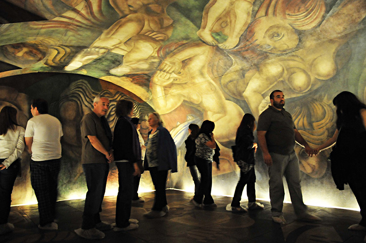 Una multitud en la Noche de los Museos 2011