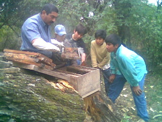 El director de la escuela y algunos chicos