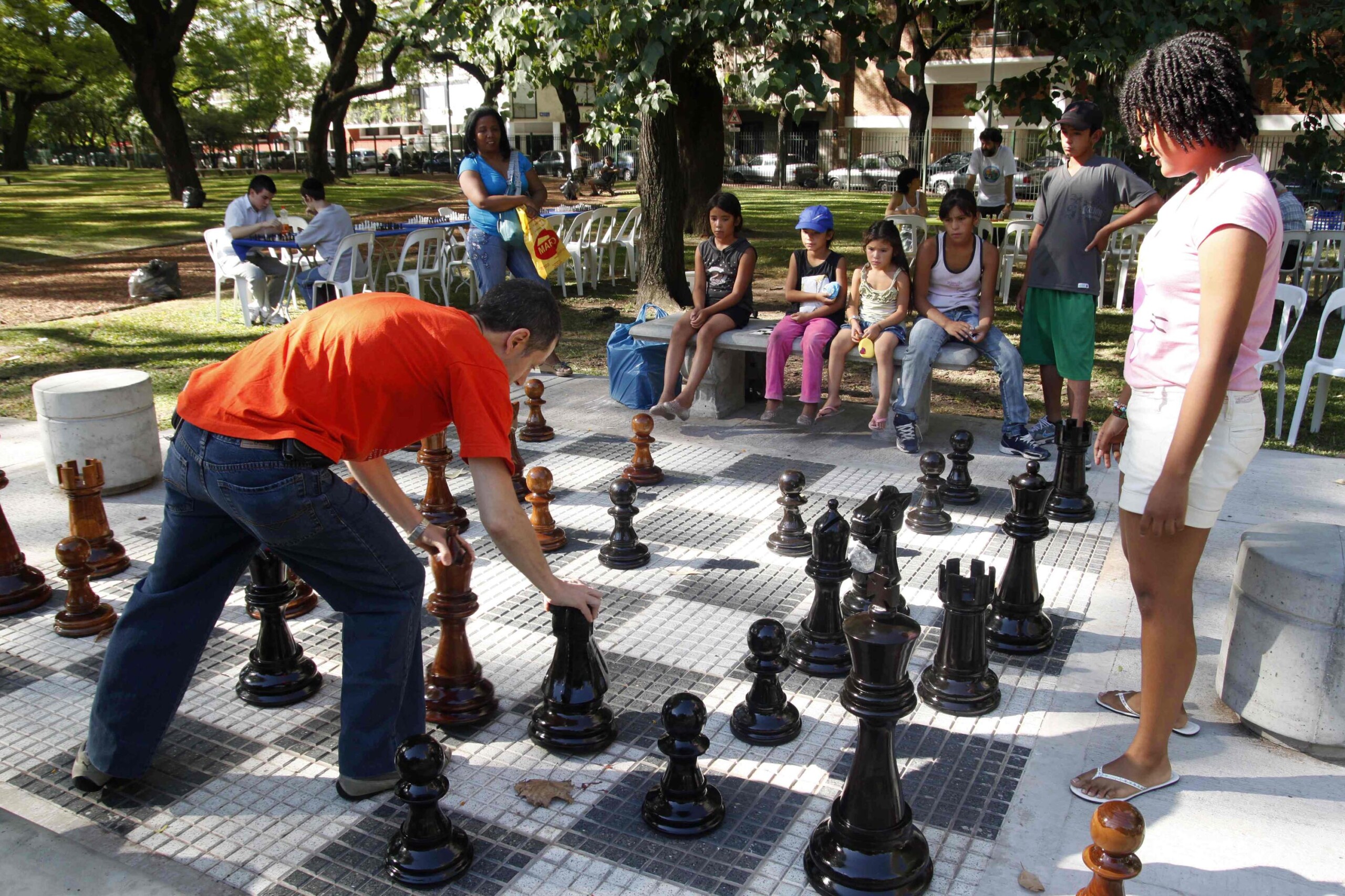 Transparentemente analizar puerta VillaLugano.com - Niños y jóvenes podrán aprender y jugar al ajedrez al  aire libre