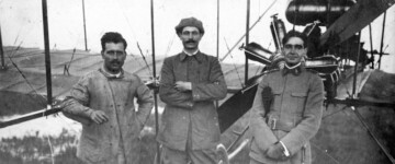 Manuel González y aviadores amigos, junto a un biplano