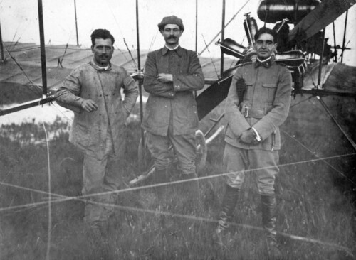 Manuel González y aviadores amigos, junto a un biplano