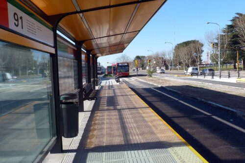 Andén del Metrobús sobre Avenida Roca