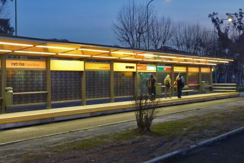 Estación Piedrabuena de noche - Metrobús Sur