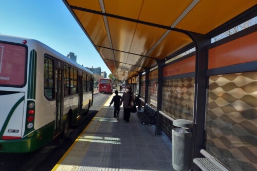 Pasajeros y Colectivos en la parada Lisandro de la Torre