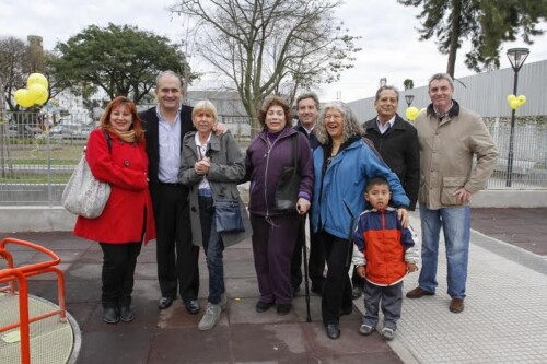 Vecinos y funcionarios en la plaza de Piedrabuena y Saraza