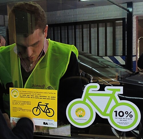 Campaña en la ciudad para difundir las tarifas para bicis en estacionamientos