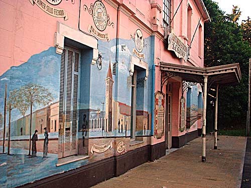 Murales de Héctor Rapisarda sobre la Estación Lugano