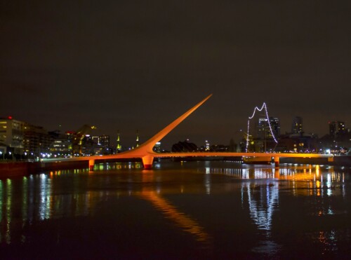 Puente de la Mujer iluminado con luz naranja