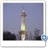 La Torre Espacial, ubicada a unos cientos de metros en el Parque de la Ciudad, se ilumina.