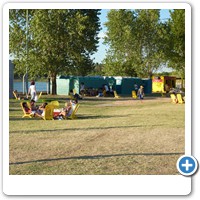 Espacio verde, rboles, lago Lugano, y al fondo se ubican los sanitarios