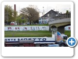 Abajo, parada de colectivos, junto al puente de la calle Piedrabuena, en Autopista Dellepiane